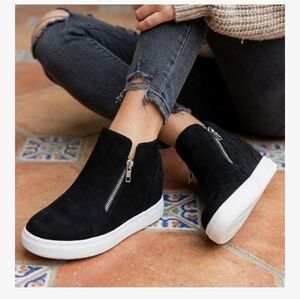 CUSHIONAIRE Women's Hart Hidden Wedge Zip Sneaker 